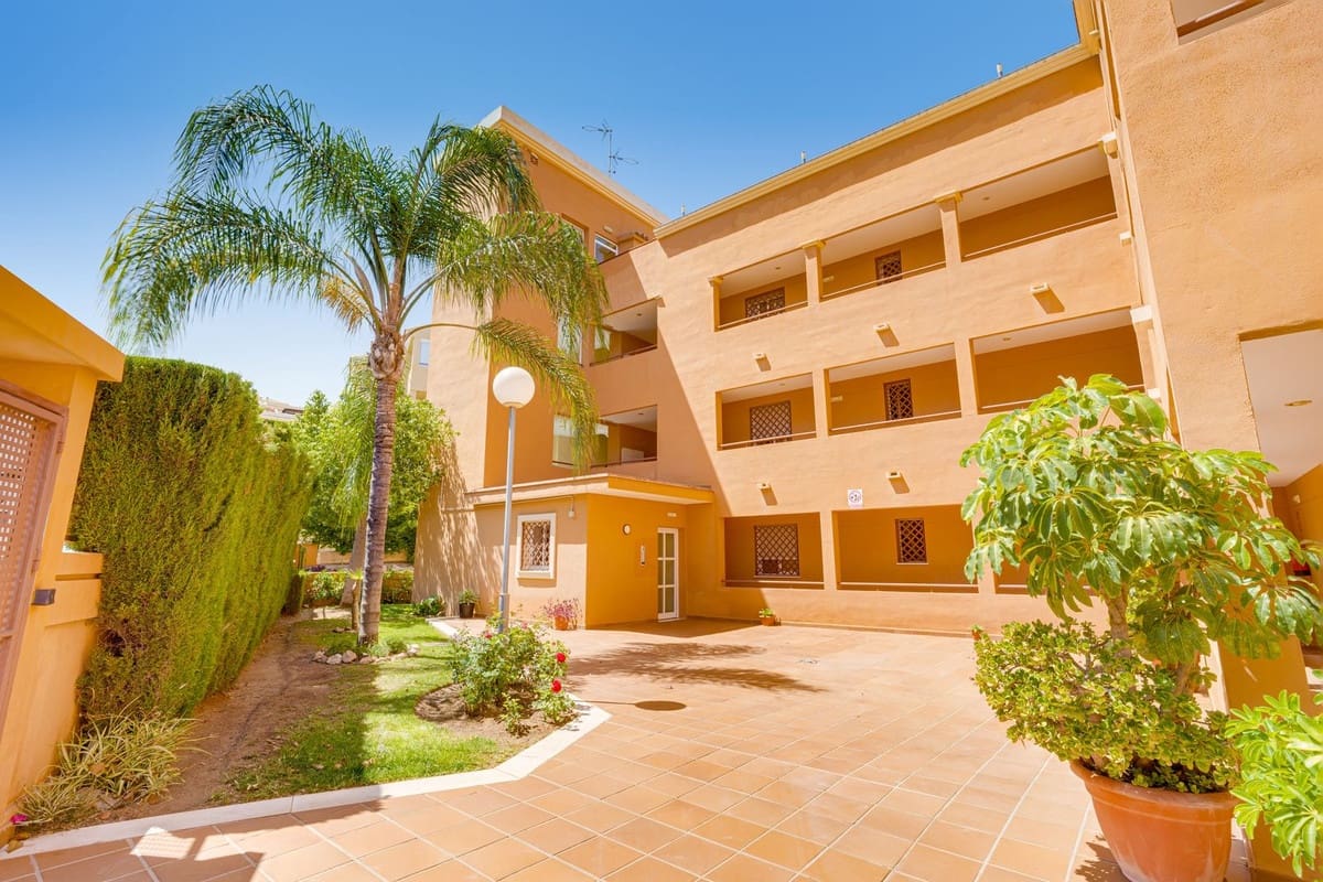 2 bedroom Apartment for sale in Riviera del Sol with pool - € 320,000 (Ref: 9971876)
