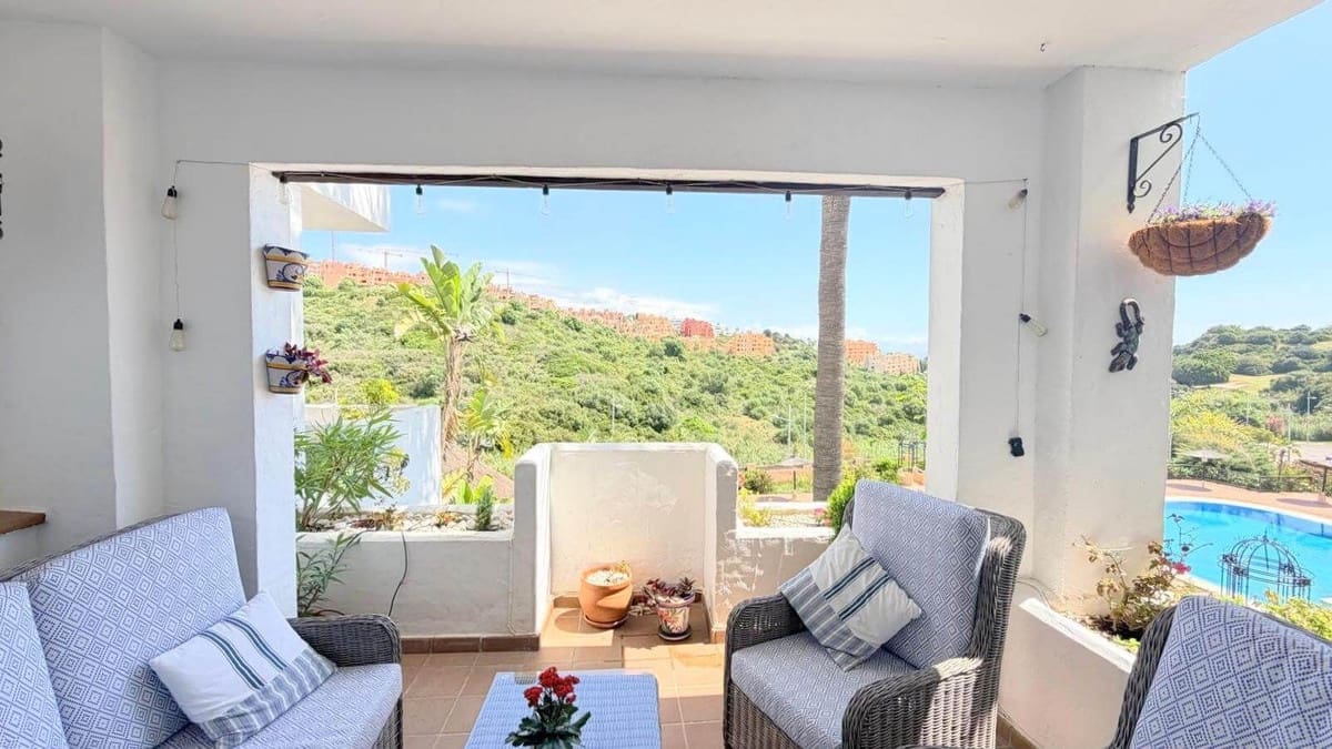 2 bedroom Apartment for sale in La Duquesa / Puerto de la Duquesa with pool garage - € 279,000 (Ref: 9971889)