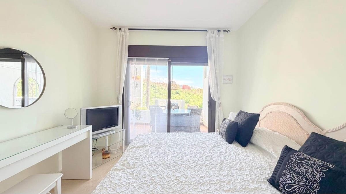 2 bedroom Apartment for sale in La Duquesa / Puerto de la Duquesa with pool garage - € 279,000 (Ref: 9971889)