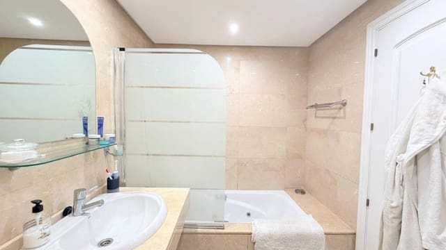 2 soveværelse Lejlighed til salg i La Duquesa / Puerto de la Duquesa, Manilva med swimmingpool garage - € 279.000 (Ref: 9971889)