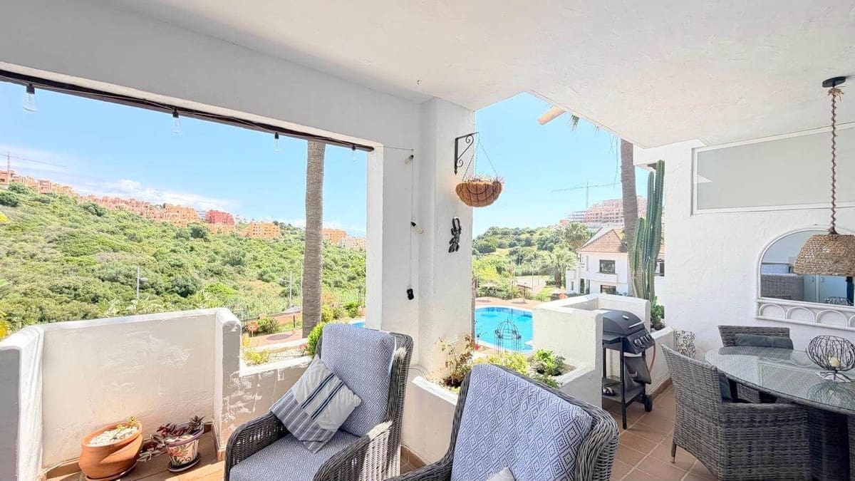 2 bedroom Apartment for sale in La Duquesa / Puerto de la Duquesa with pool garage - € 279,000 (Ref: 9971889)