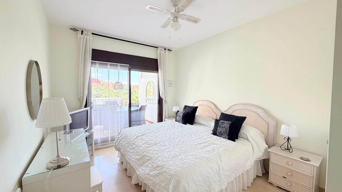 2 bedroom Apartment for sale in La Duquesa / Puerto de la Duquesa with pool garage - € 279,000 (Ref: 9971889)