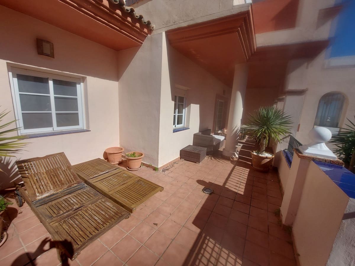 3 bedroom Apartment for sale in La Duquesa / Puerto de la Duquesa with pool garage - € 315,000 (Ref: 9971896)