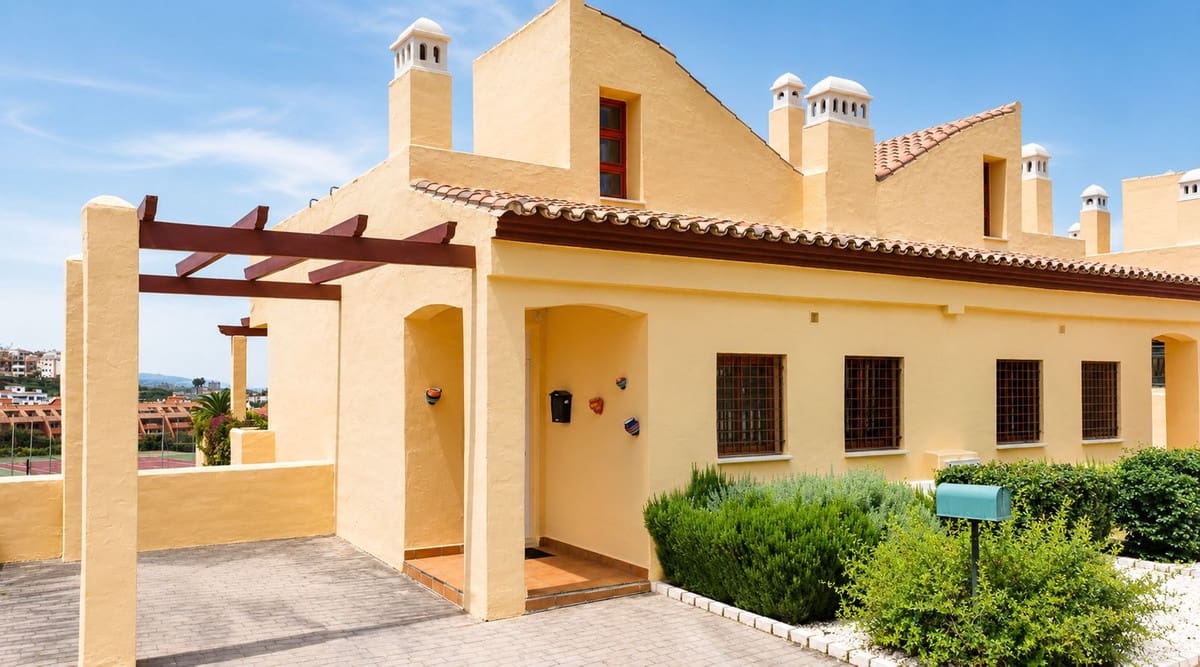 3 bedroom Semi-detached Villa for sale in La Duquesa / Puerto de la Duquesa with pool - € 371,000 (Ref: 9971898)