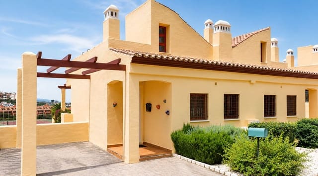 3 soverom Kjedet enebolig til salgs i La Duquesa / Puerto de la Duquesa, Manilva med svømmebasseng - € 371 000 (Ref: 9971898)