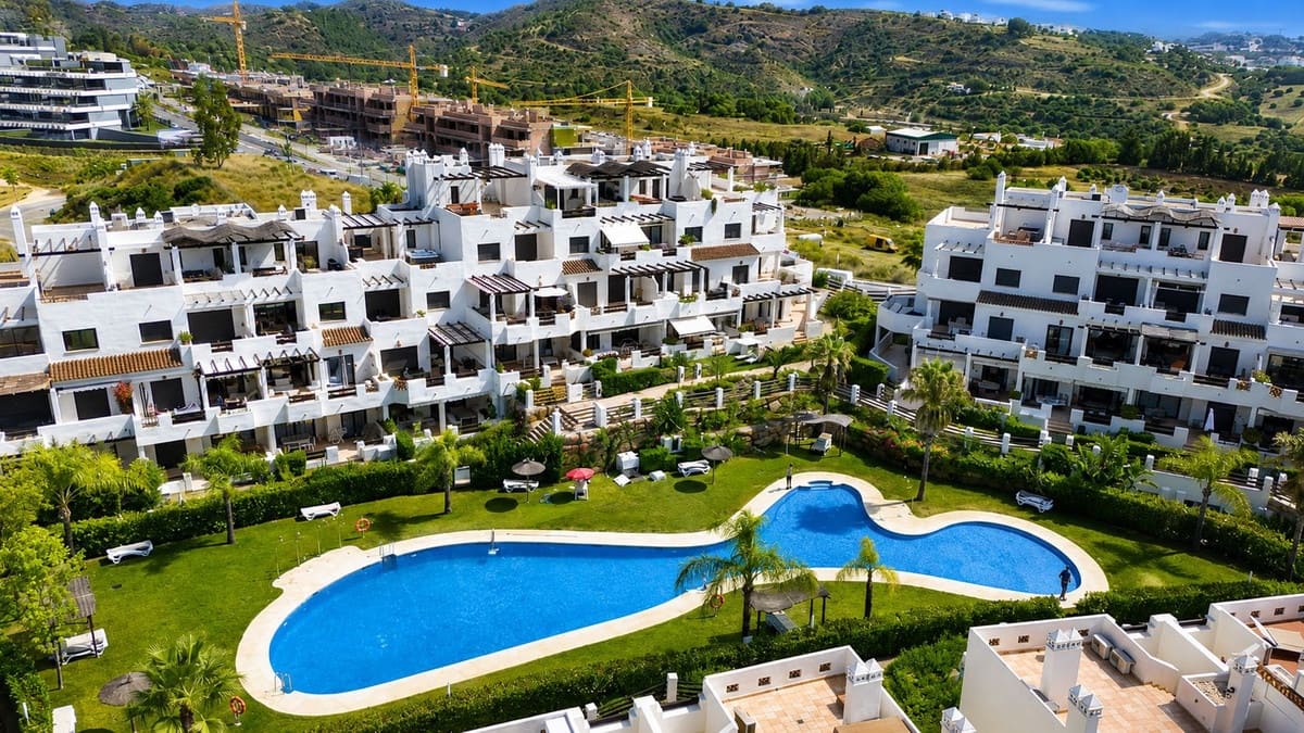 2 soveværelse Lejlighed til salg i New Golden Mile med swimmingpool - € 412.000 (Ref: 9971904)