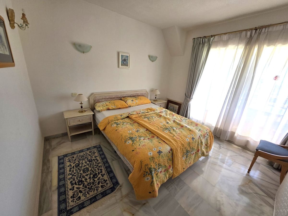 2 bedroom Apartment for sale in Calahonda with pool - € 315,000 (Ref: 9971905)