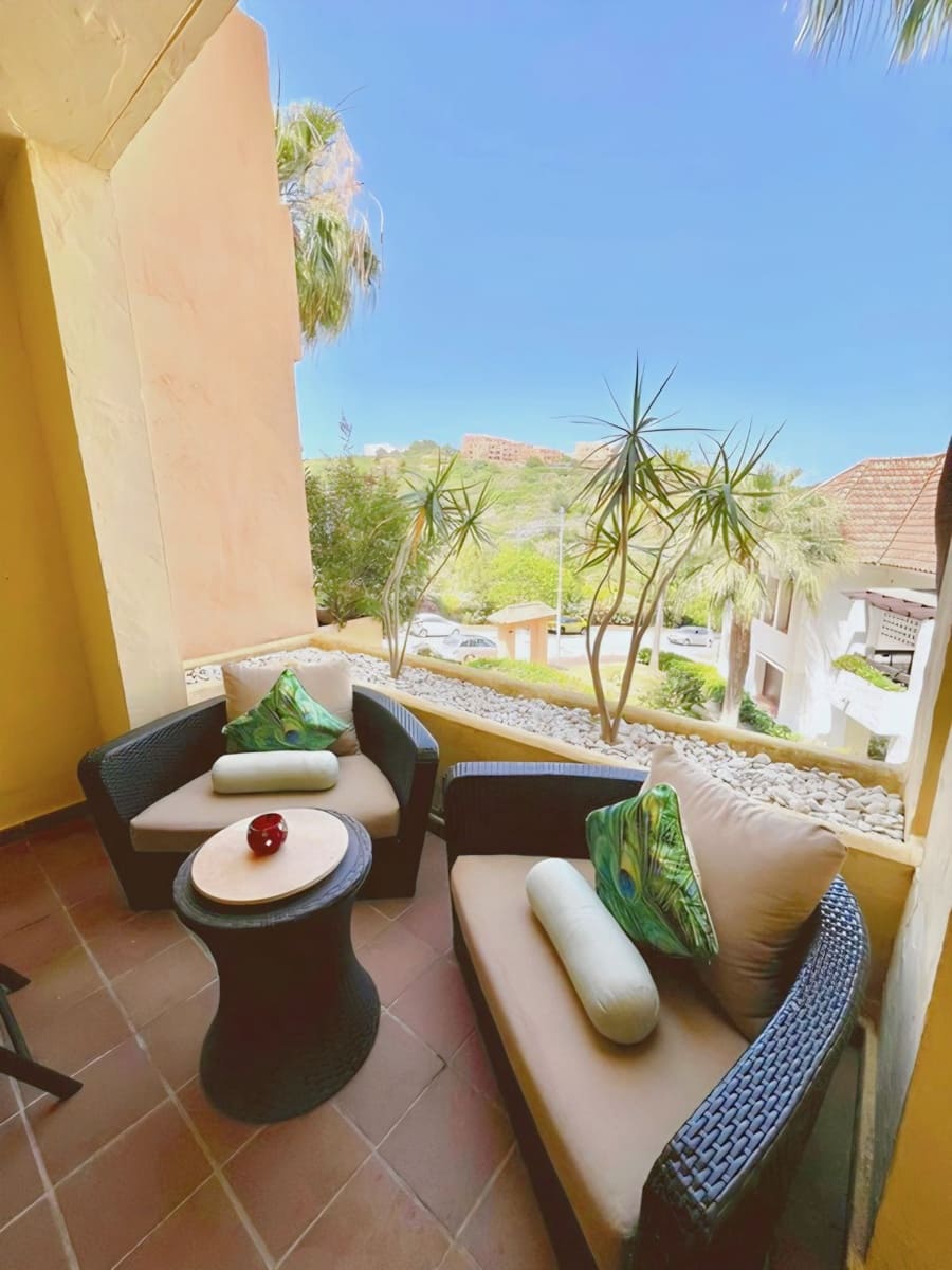 2 bedroom Apartment for sale in La Duquesa / Puerto de la Duquesa with pool - € 275,000 (Ref: 9971914)