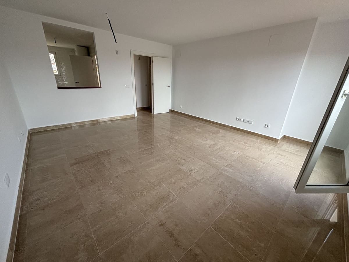 3 bedroom Apartment for sale in La Duquesa / Puerto de la Duquesa with pool - € 289,000 (Ref: 9971917)