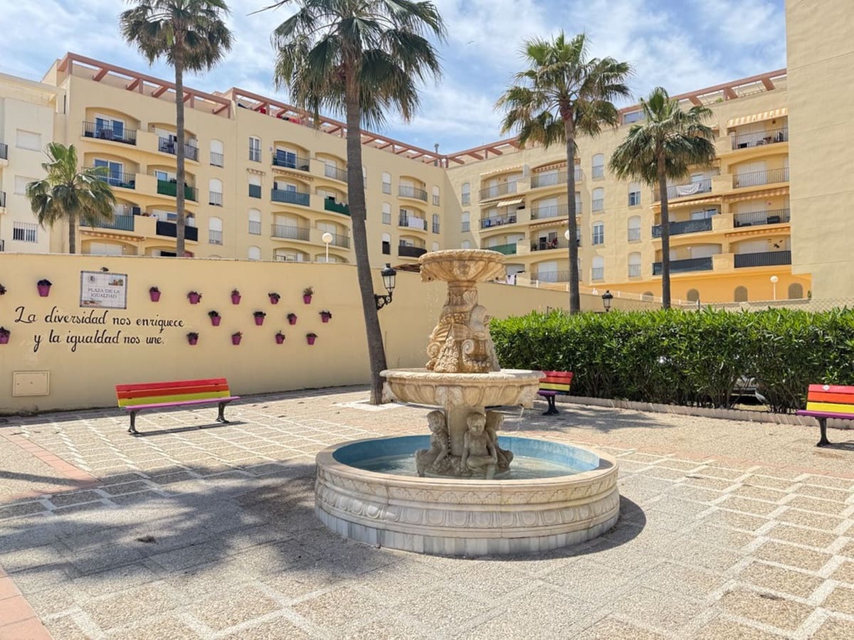 2 bedroom Apartment for sale in San Luis de Sabinillas with pool - € 270,000 (Ref: 9971929)