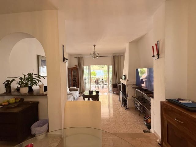 3 soverom Kjedet enebolig til salgs i Manilva med svømmebasseng - € 385 000 (Ref: 9971932)