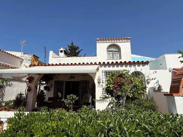 3 soverom Kjedet enebolig til salgs i Manilva med svømmebasseng - € 385 000 (Ref: 9971932)