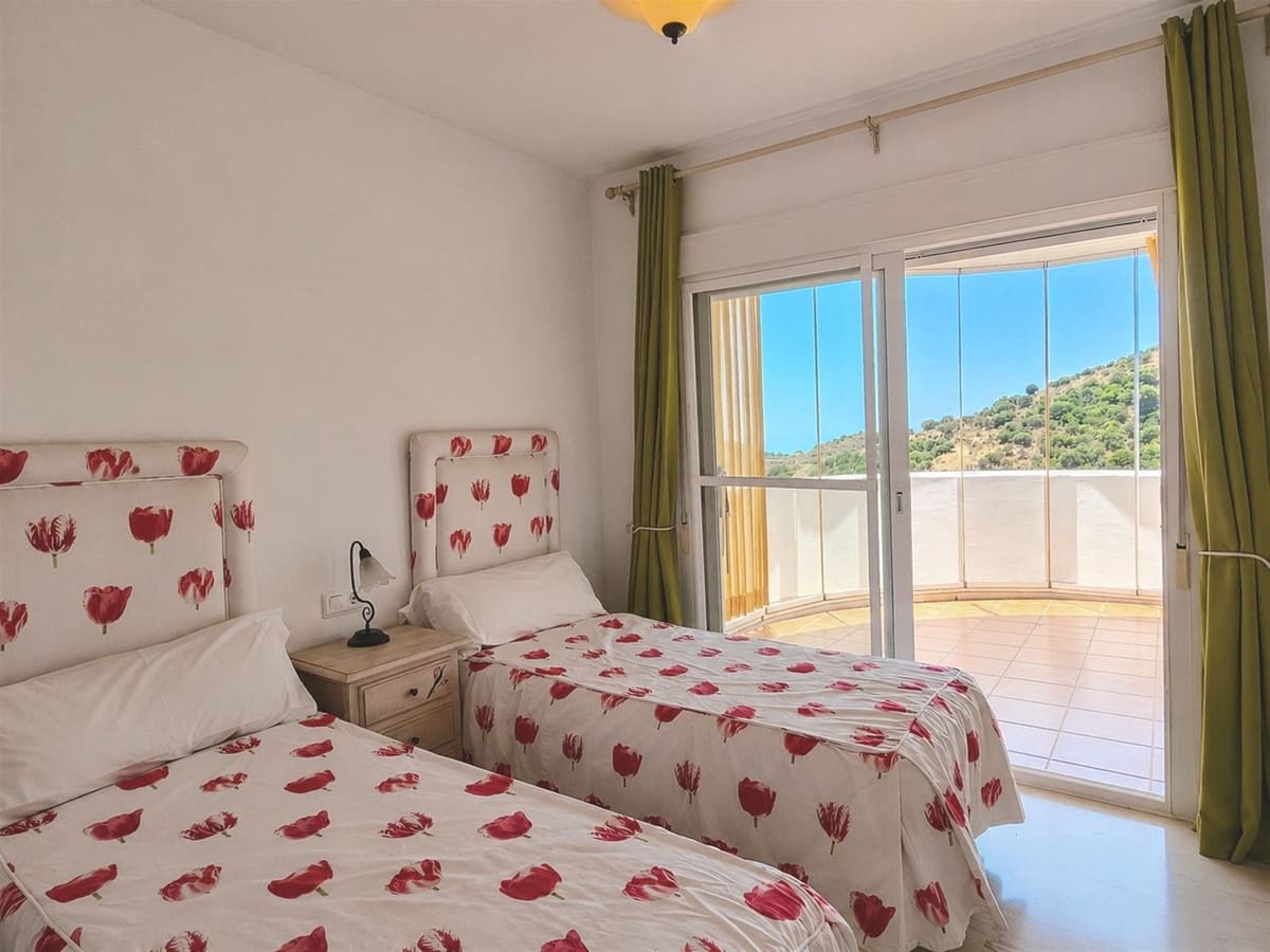 3 bedroom Apartment for sale in Calahonda with pool - € 340,000 (Ref: 9971943)