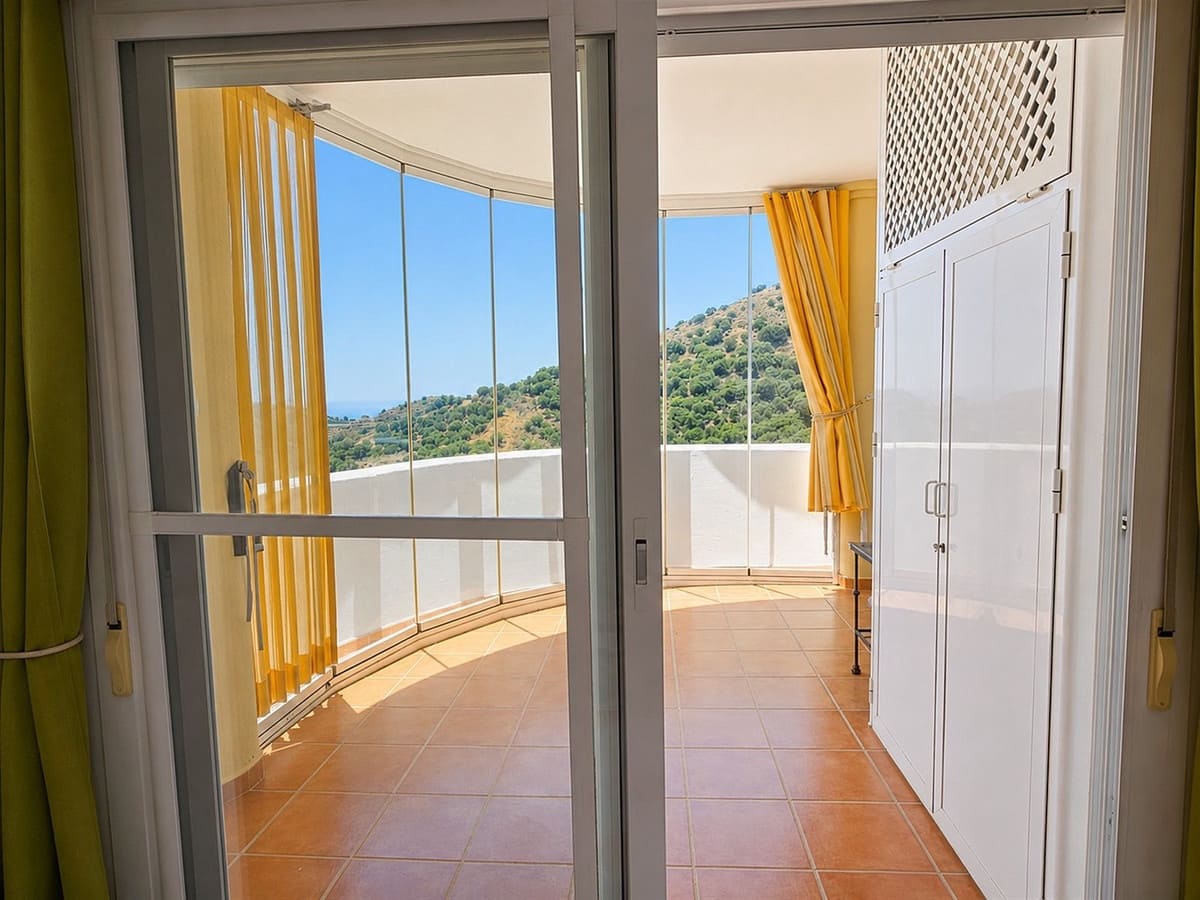 3 bedroom Apartment for sale in Calahonda with pool - € 340,000 (Ref: 9971943)