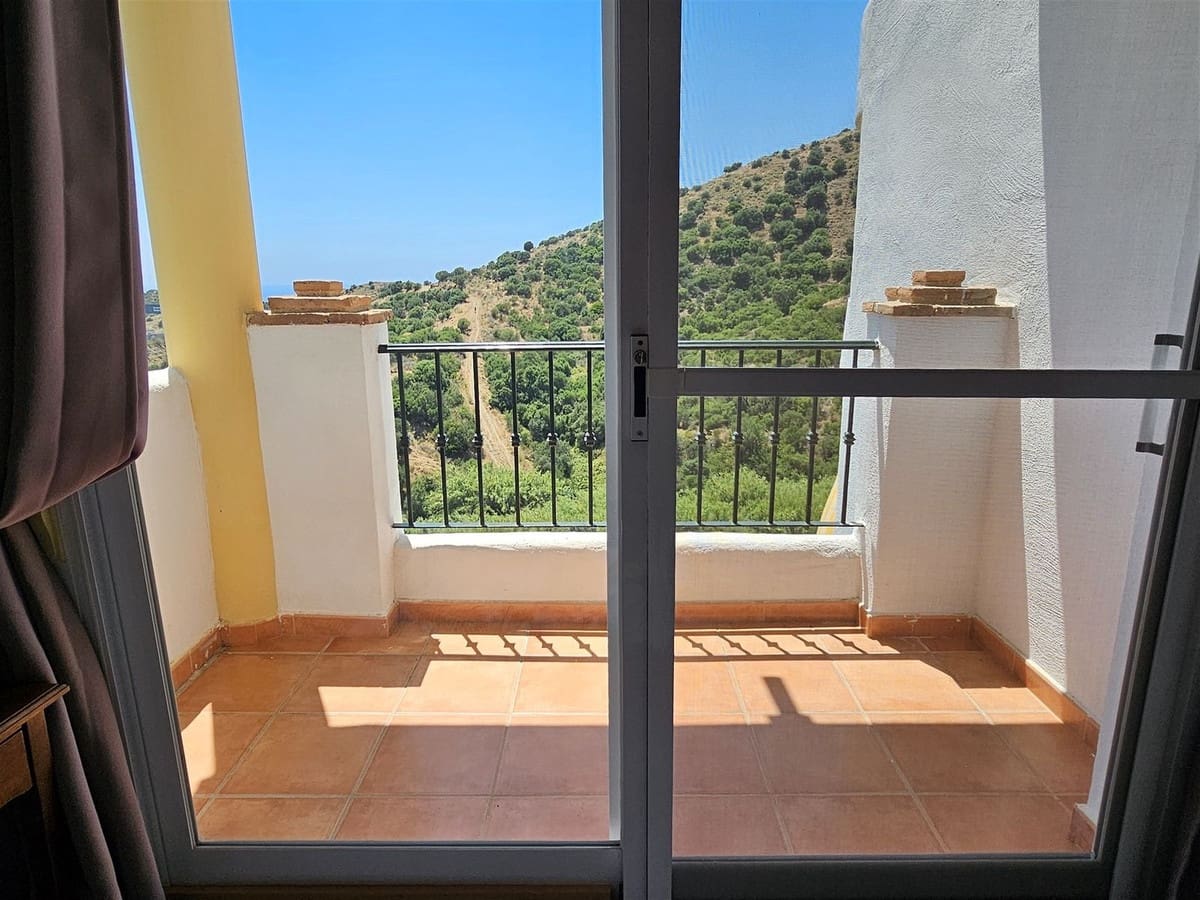 3 bedroom Apartment for sale in Calahonda with pool - € 340,000 (Ref: 9971943)