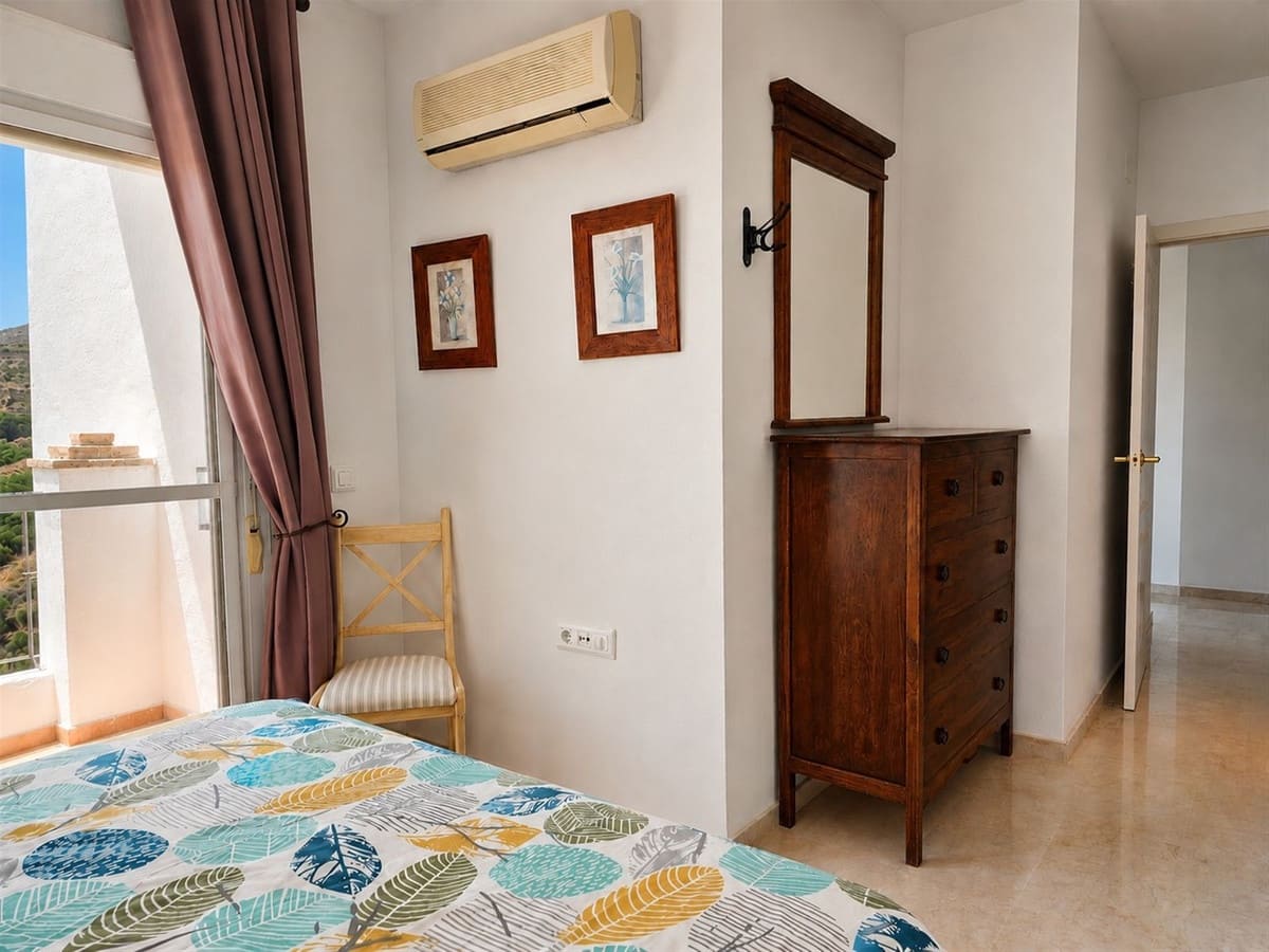 3 bedroom Apartment for sale in Calahonda with pool - € 340,000 (Ref: 9971943)
