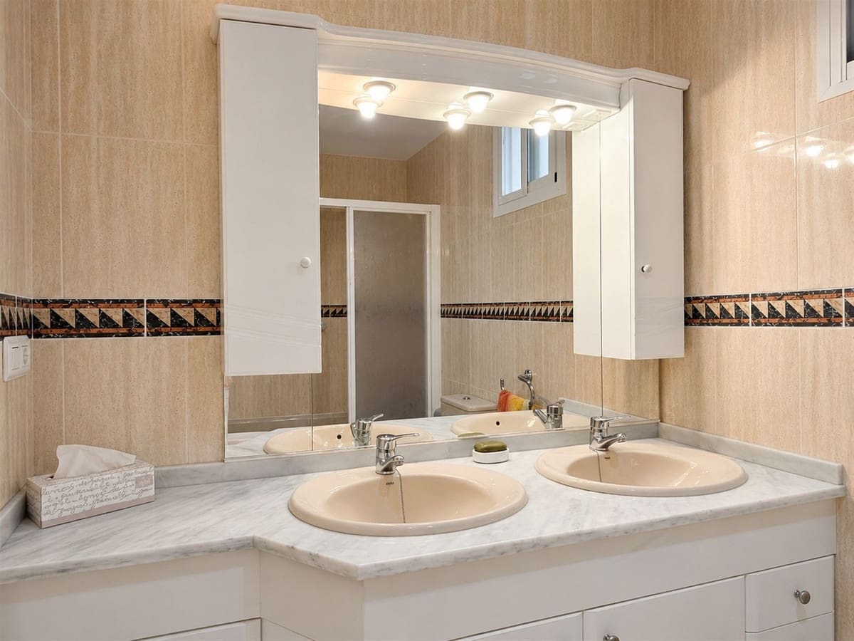 3 bedroom Apartment for sale in Calahonda with pool - € 340,000 (Ref: 9971943)
