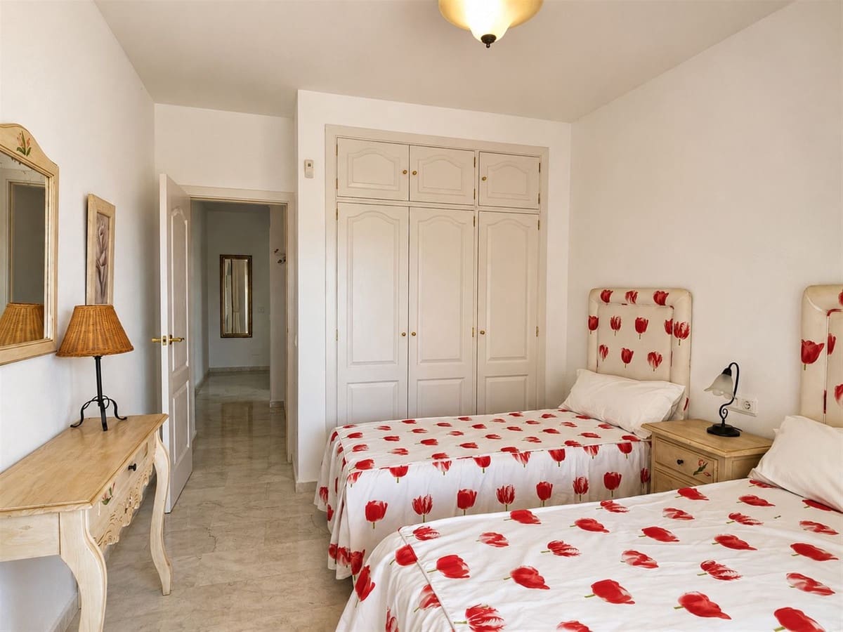 3 bedroom Apartment for sale in Calahonda with pool - € 340,000 (Ref: 9971943)