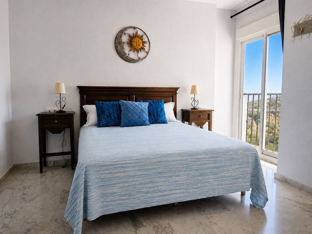 3 bedroom Apartment for sale in Calahonda with pool - € 340,000 (Ref: 9971943)