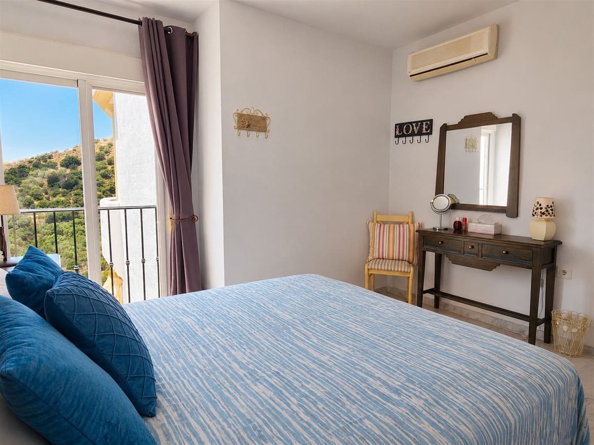 3 bedroom Apartment for sale in Calahonda with pool - € 340,000 (Ref: 9971943)