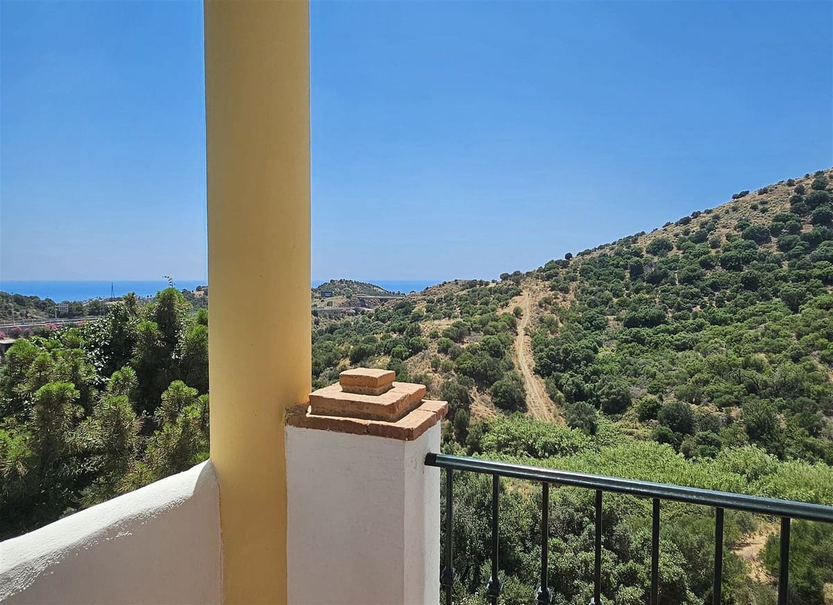 3 bedroom Apartment for sale in Calahonda with pool - € 340,000 (Ref: 9971943)