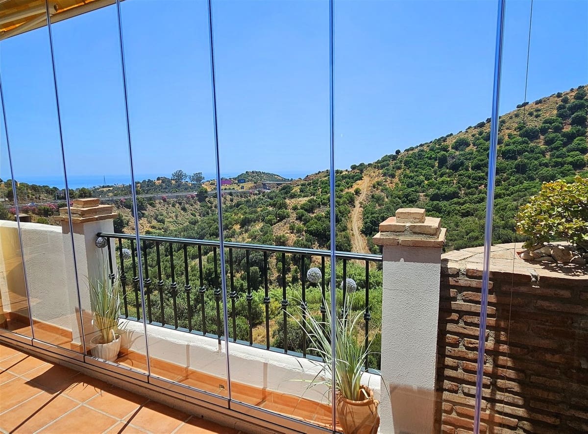 3 bedroom Apartment for sale in Calahonda with pool - € 340,000 (Ref: 9971943)