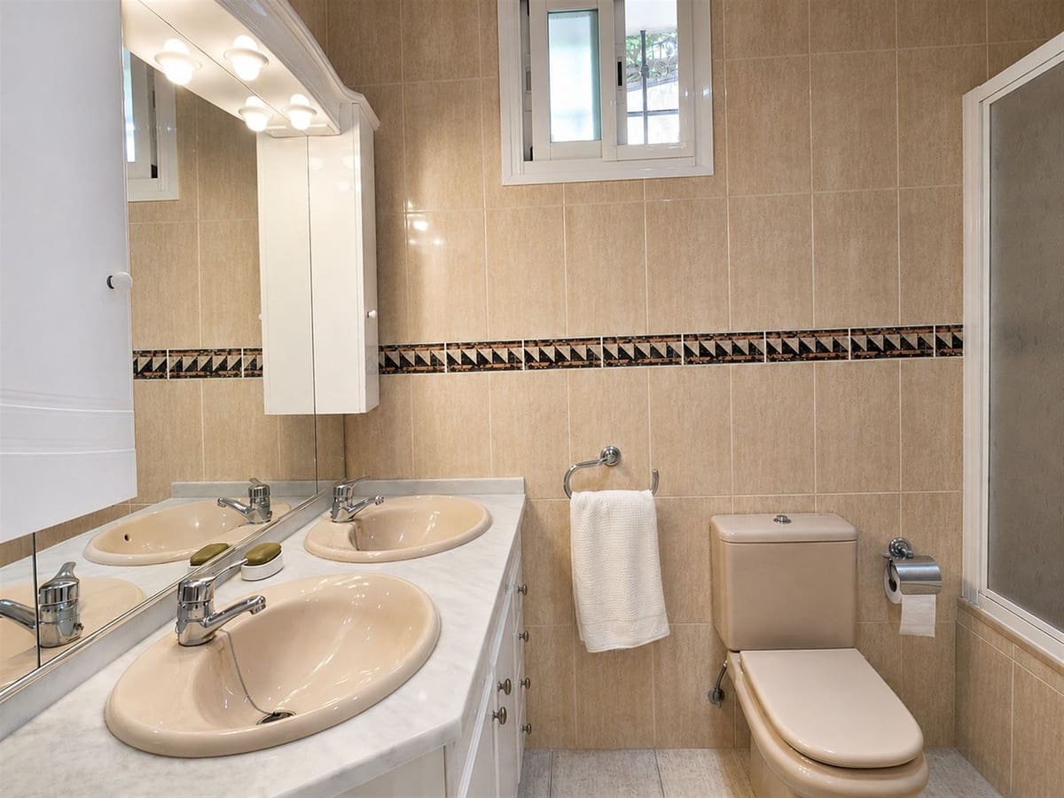 3 bedroom Apartment for sale in Calahonda with pool - € 340,000 (Ref: 9971943)