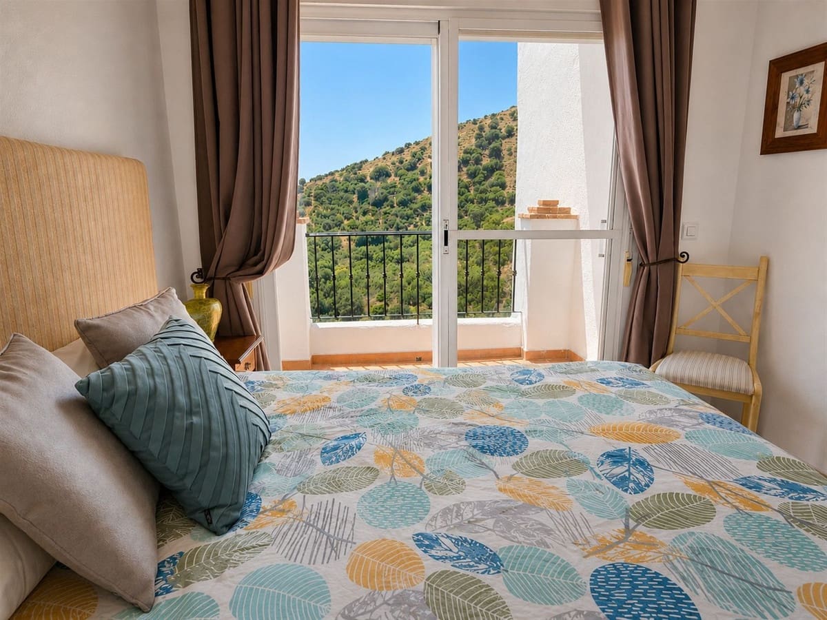 3 bedroom Apartment for sale in Calahonda with pool - € 340,000 (Ref: 9971943)