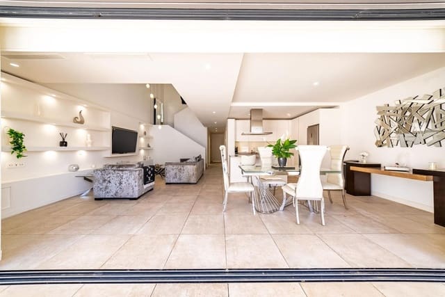 Casa de 4 habitaciones en La Cala de Mijas, Mijas en venta con piscina garaje - 925.000 € (Ref: 9971956)