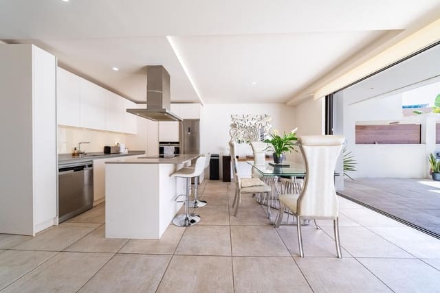 Casa de 4 habitaciones en La Cala de Mijas, Mijas en venta con piscina garaje - 925.000 € (Ref: 9971956)