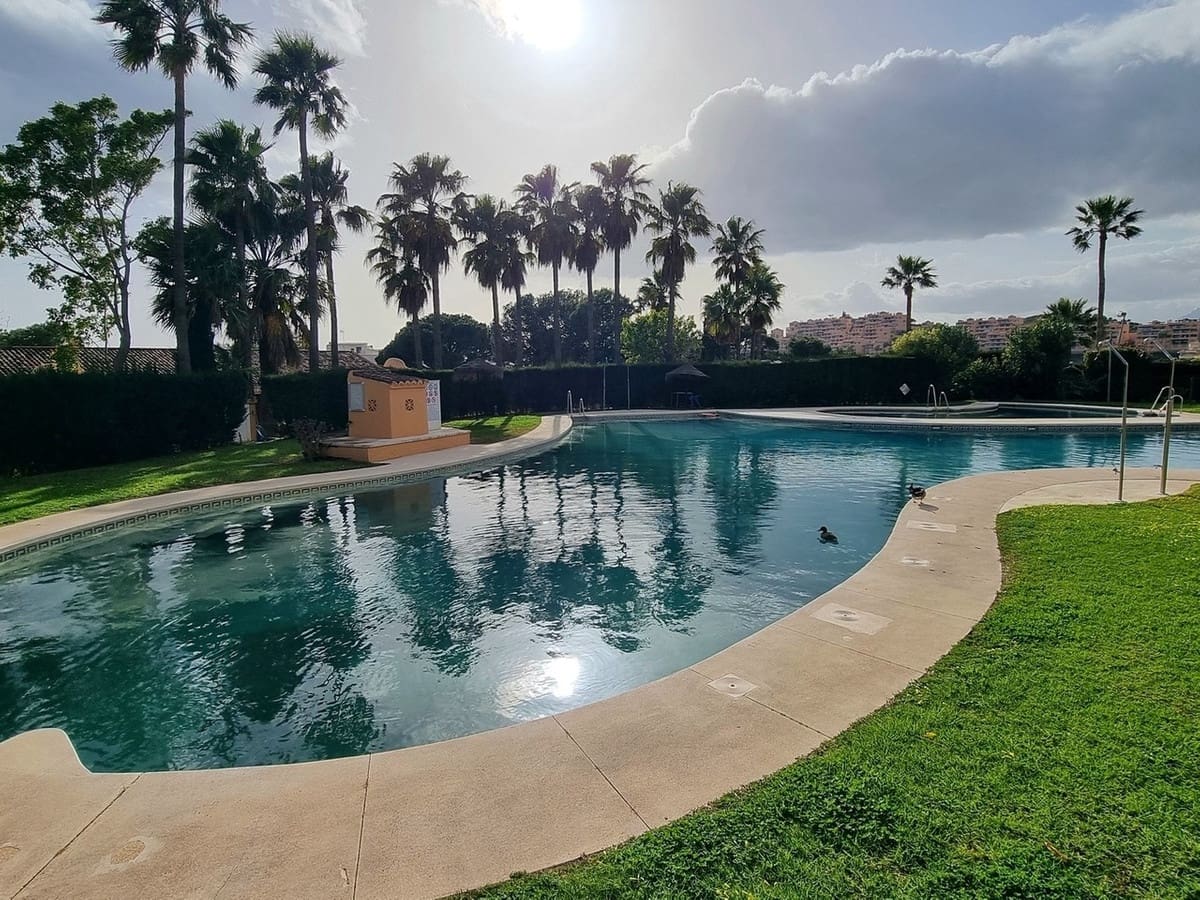 2 bedroom Apartment for sale in Calahonda with pool - € 330,000 (Ref: 9971958)