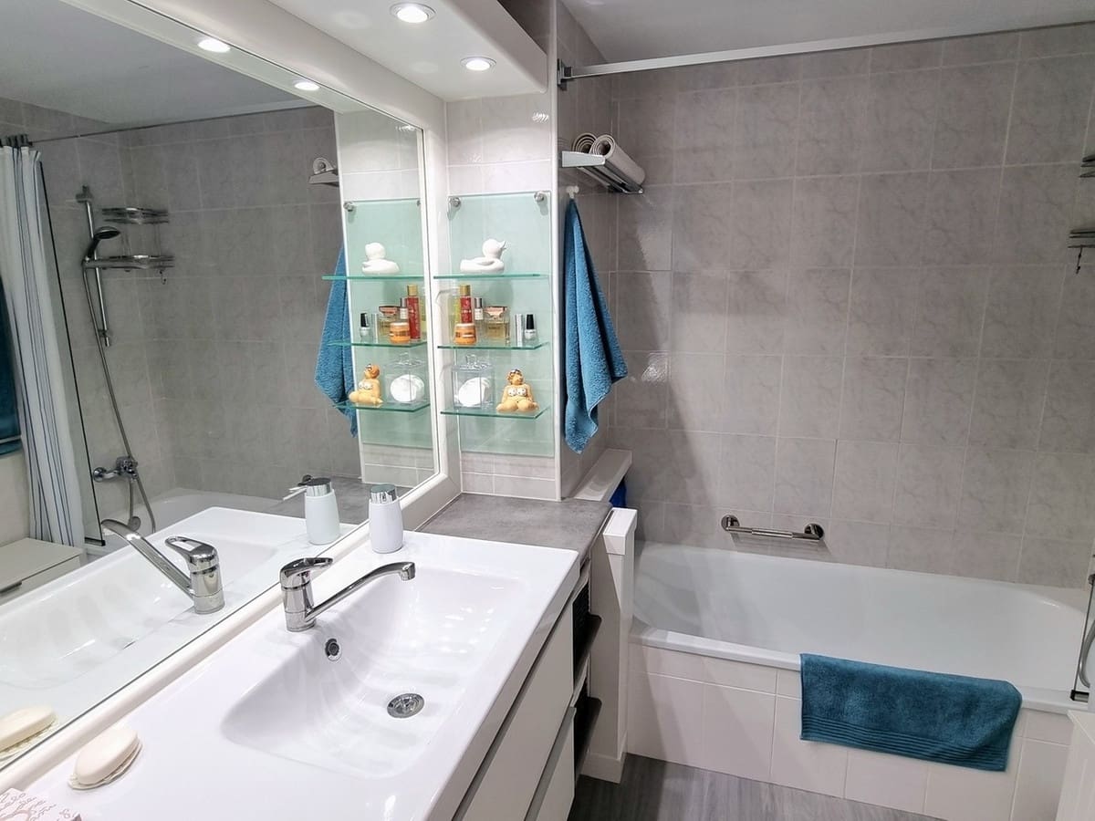 2 bedroom Apartment for sale in Calahonda with pool - € 330,000 (Ref: 9971958)