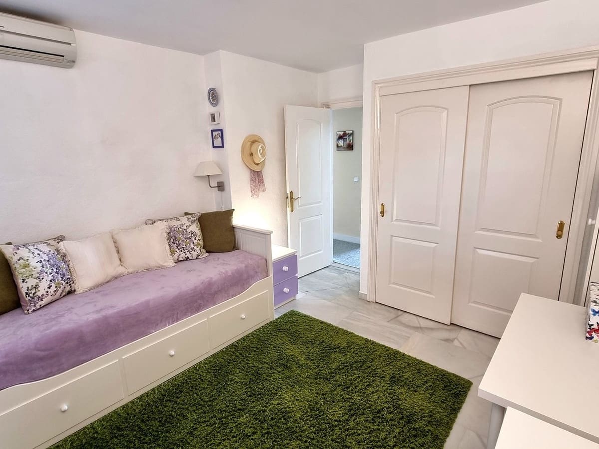 2 bedroom Apartment for sale in Calahonda with pool - € 330,000 (Ref: 9971958)