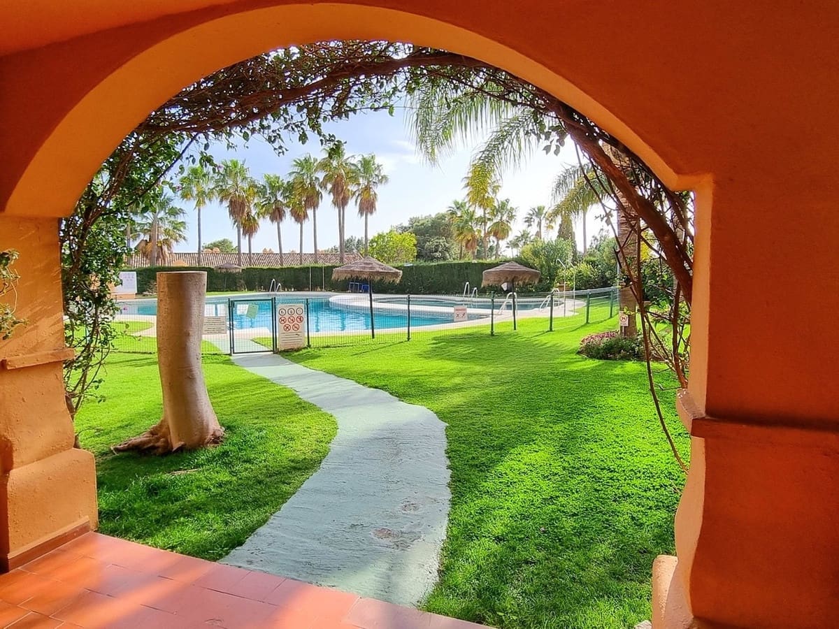 2 bedroom Apartment for sale in Calahonda with pool - € 330,000 (Ref: 9971958)