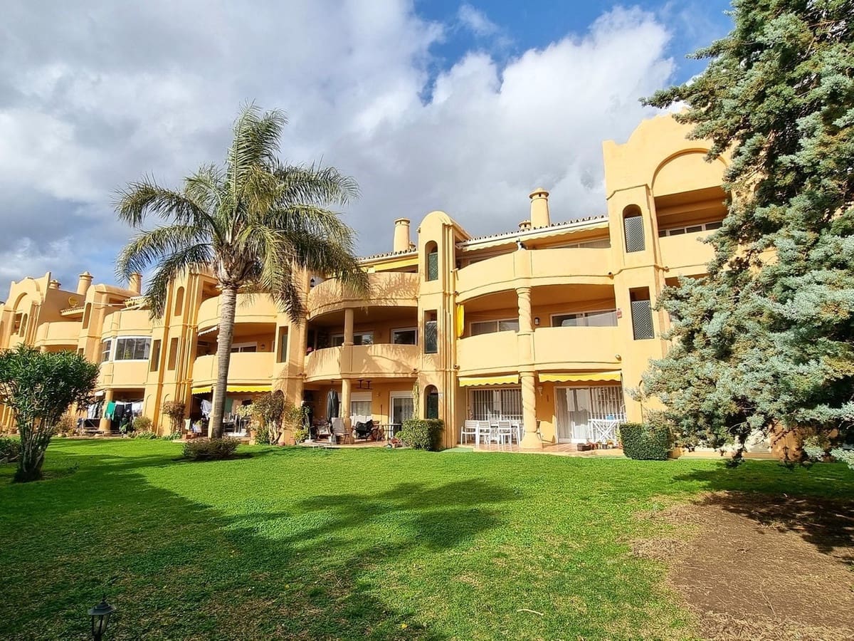 2 bedroom Apartment for sale in Calahonda with pool - € 330,000 (Ref: 9971958)
