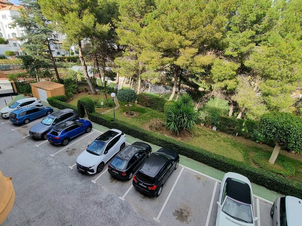 2 bedroom Apartment for sale in Calahonda with pool - € 330,000 (Ref: 9971958)