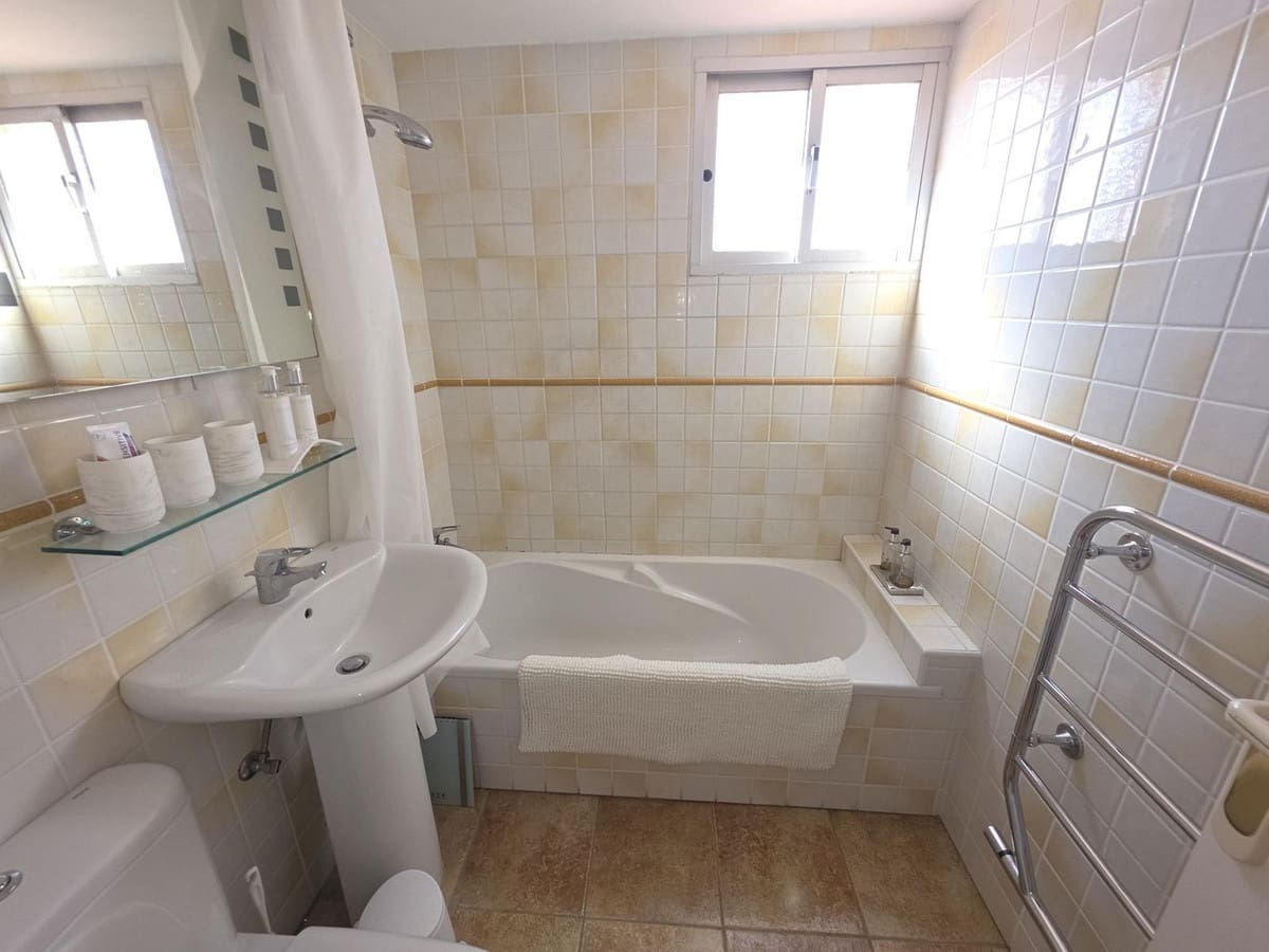 Apartamento de 2 habitaciones en Fuengirola en venta - 299.000 € (Ref: 9971966)