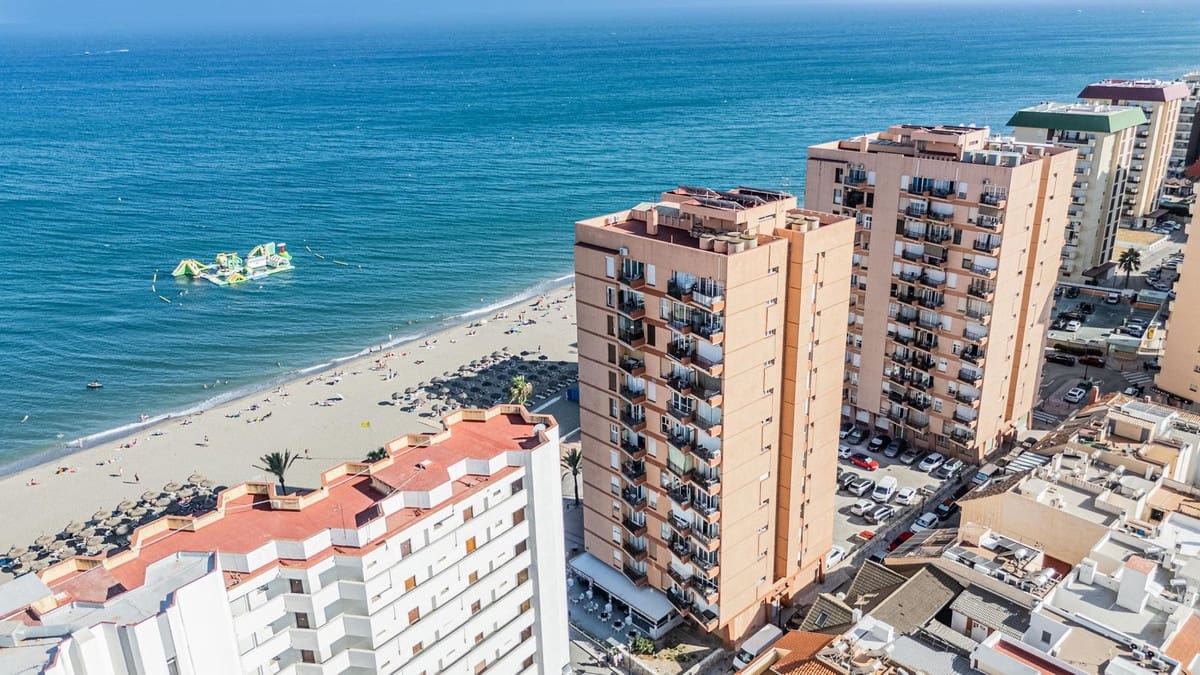 Apartamento de 2 habitaciones en Fuengirola en venta - 299.000 € (Ref: 9971966)