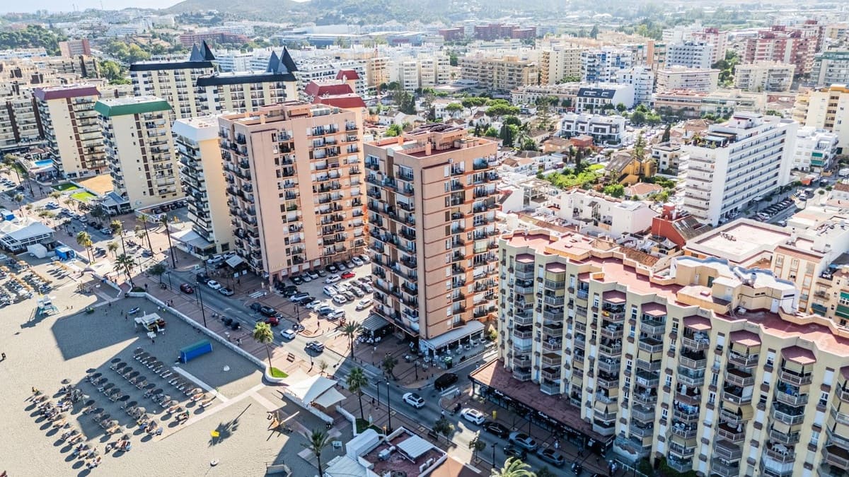 Apartamento de 2 habitaciones en Fuengirola en venta - 299.000 € (Ref: 9971966)