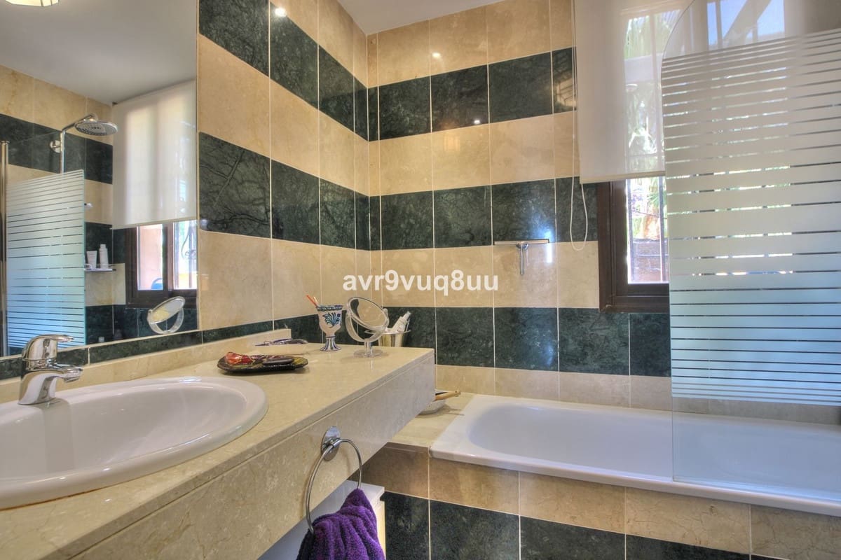 2 slaapkamer Appartement te koop in La Cala de Mijas met zwembad - € 385.000 (Ref: 9971969)