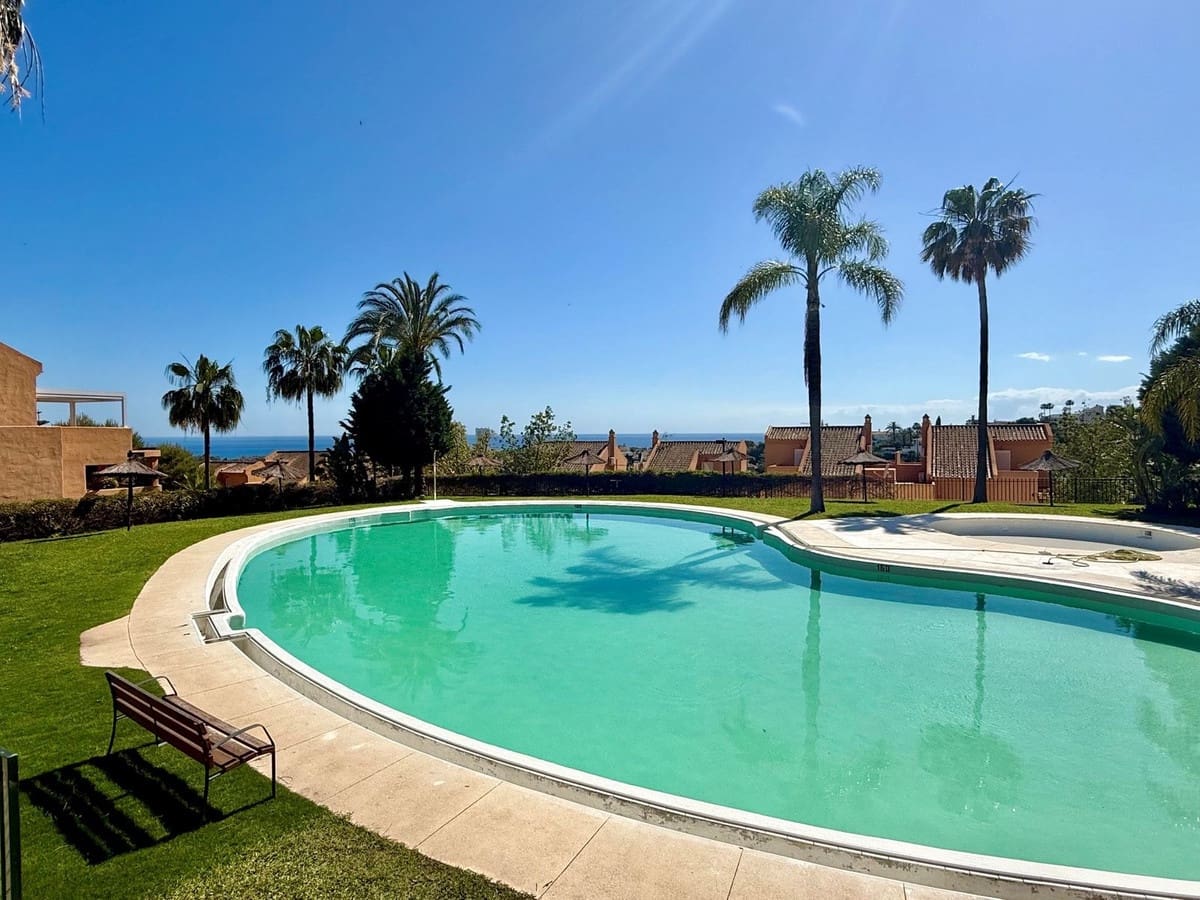 1 bedroom Apartment for sale in Elviria with pool - € 299,000 (Ref: 9972022)
