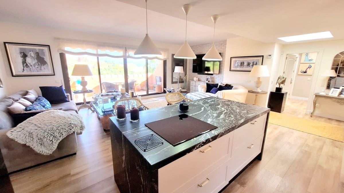 2 bedroom Apartment for sale in La Duquesa / Puerto de la Duquesa with pool garage - € 399,000 (Ref: 9972041)