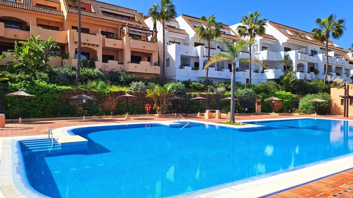 2 bedroom Apartment for sale in La Duquesa / Puerto de la Duquesa with pool garage - € 399,000 (Ref: 9972041)