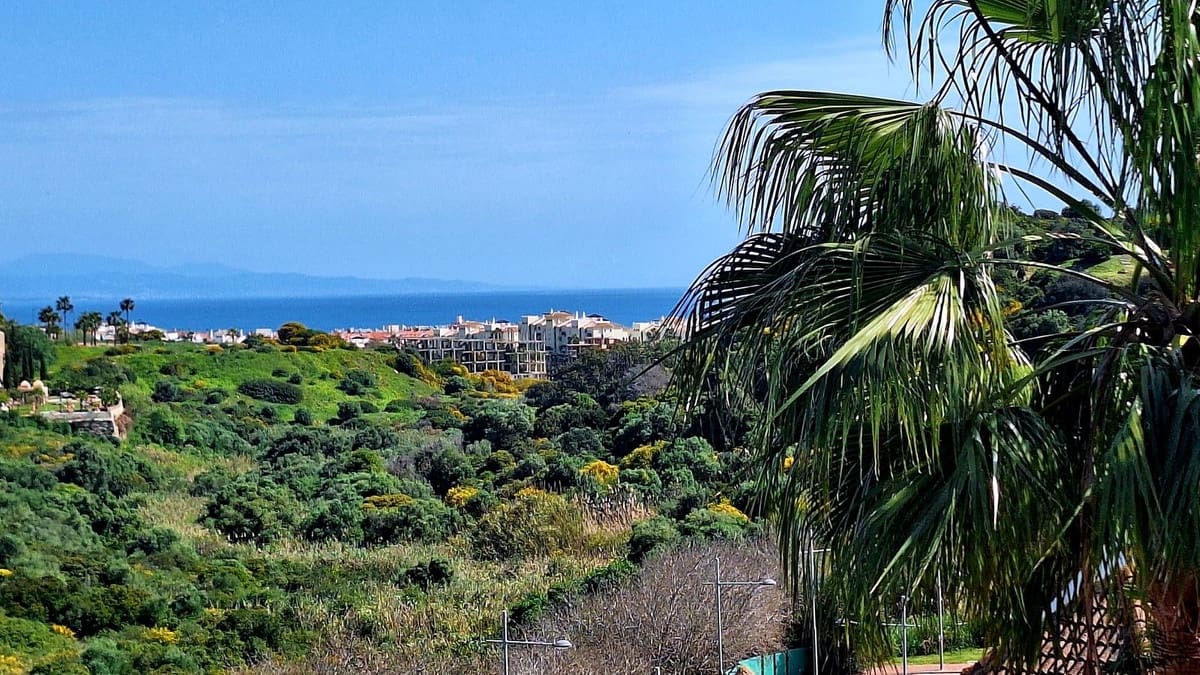 2 bedroom Apartment for sale in La Duquesa / Puerto de la Duquesa with pool garage - € 399,000 (Ref: 9972041)