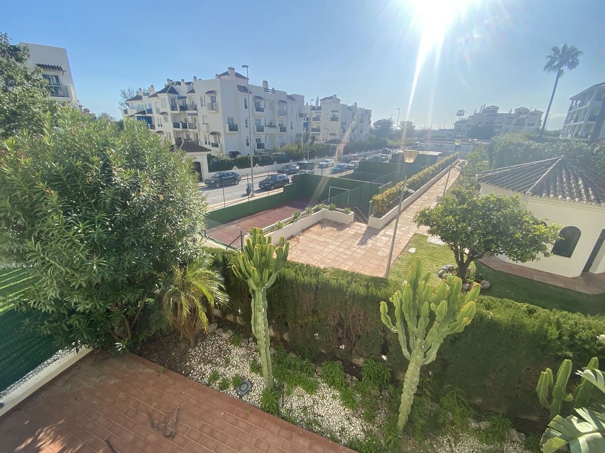 2 slaapkamer Appartement te koop in Nueva Andalucia met zwembad - € 370.000 (Ref: 9972044)