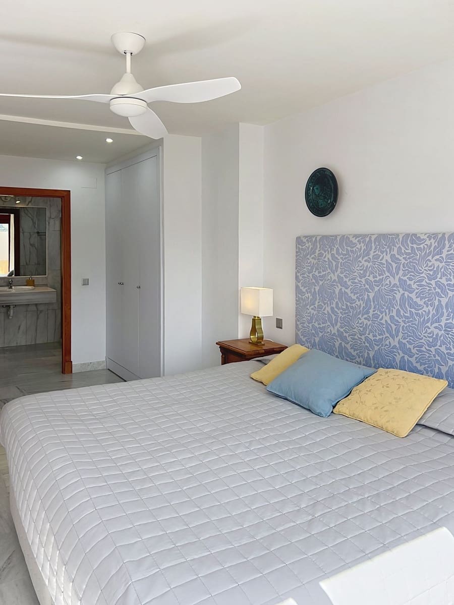 2 soverom Leilighet til salgs i New Golden Mile med svømmebasseng - € 349 000 (Ref: 9972047)