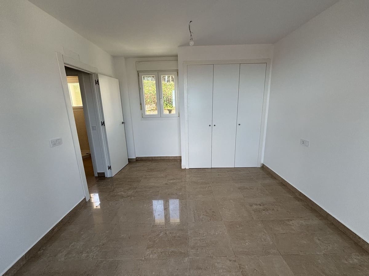 3 bedroom Apartment for sale in La Duquesa / Puerto de la Duquesa with pool - € 398,000 (Ref: 9972066)