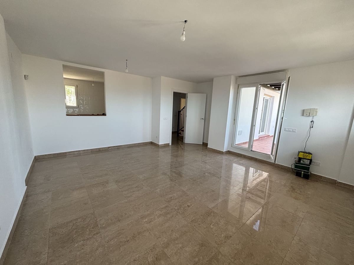 3 bedroom Apartment for sale in La Duquesa / Puerto de la Duquesa with pool - € 398,000 (Ref: 9972066)