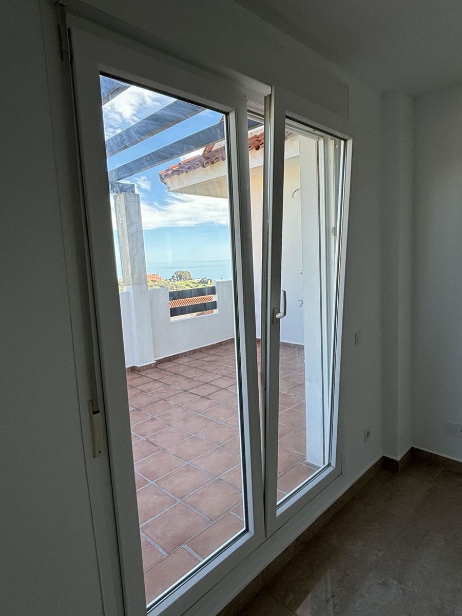 3 bedroom Apartment for sale in La Duquesa / Puerto de la Duquesa with pool - € 398,000 (Ref: 9972066)