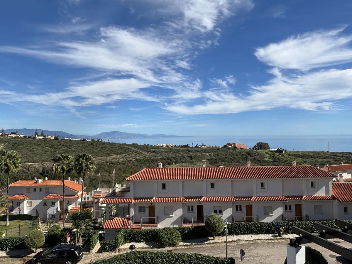 3 bedroom Apartment for sale in La Duquesa / Puerto de la Duquesa with pool - € 398,000 (Ref: 9972066)